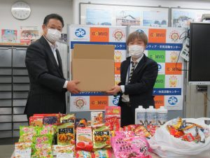 株式会社播磨屋からお菓子と冷感スプレーを提供いただきました