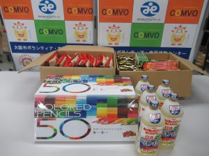 企業から色鉛筆及び食品を提供いただきました