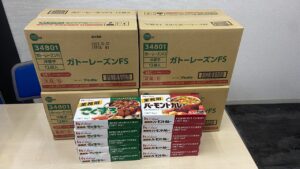 企業からカレールーとお菓子を提供いただきました