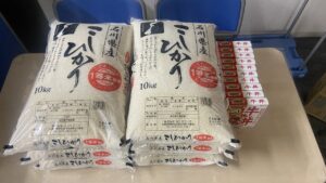 企業から精米とレトルト食品を提供いただきました